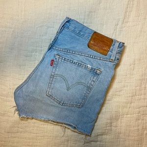 LEVI’S 501 denim shorts. Fits like size 4